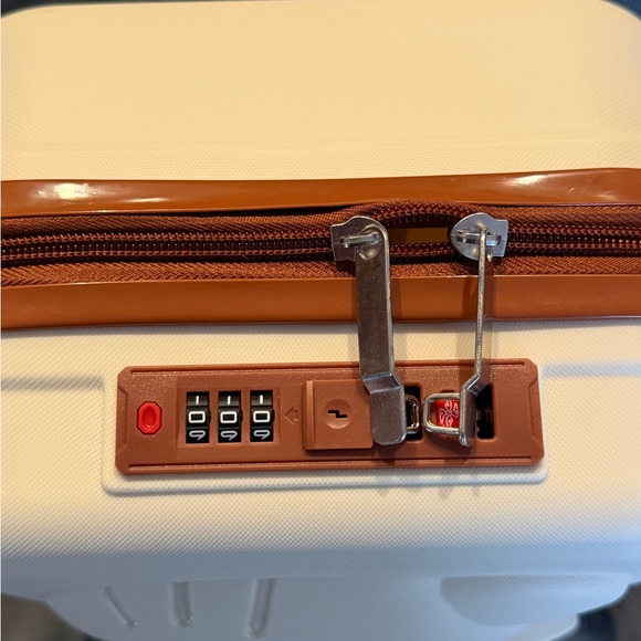 🩷🩷Sanrio Hello Kitty Cream Hardshell Mini Suitcase & 20+ Accessories - Picture 4 of 12